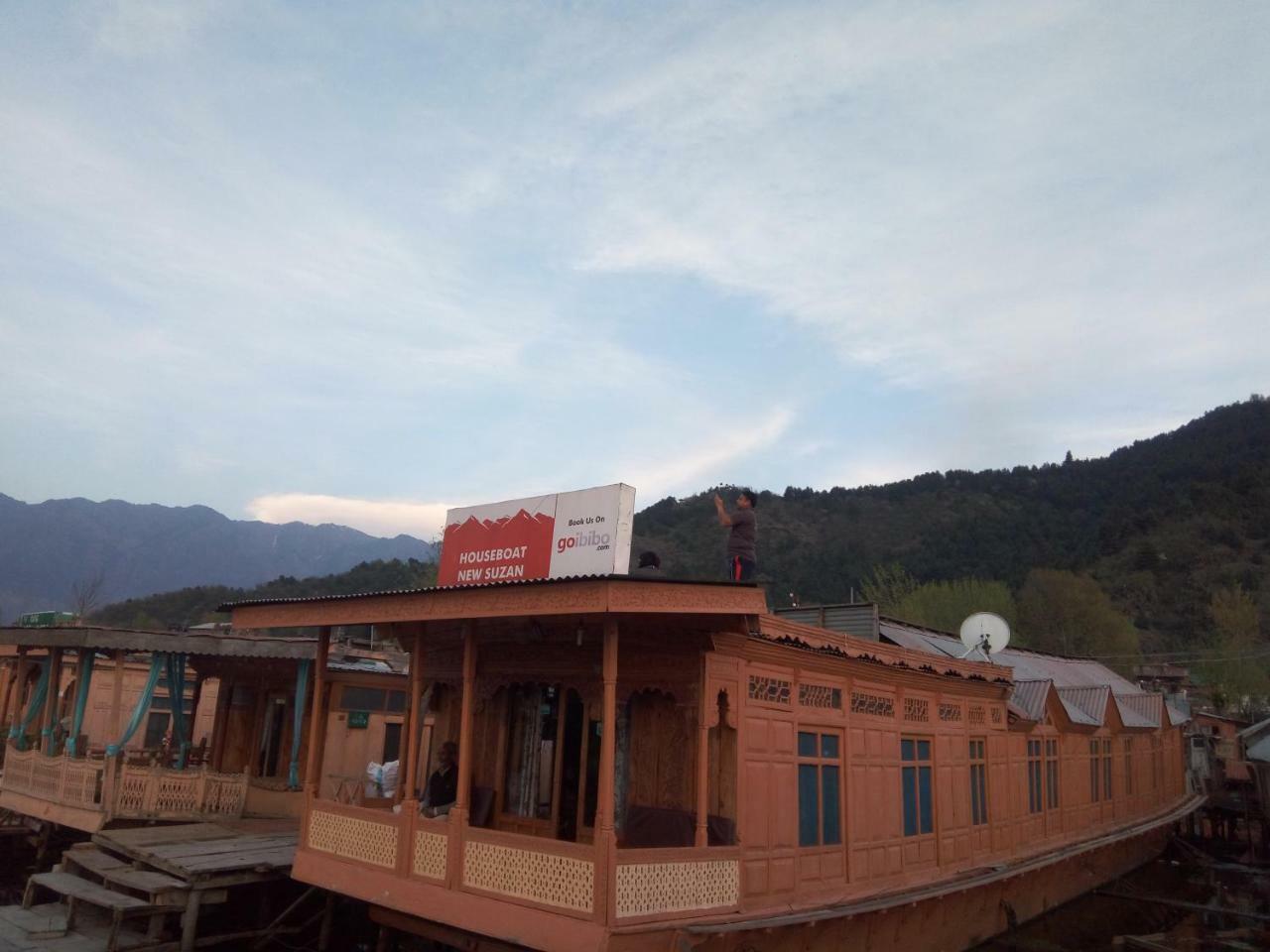 Houseboat New Suzan Botel Srinagar (Jammu and Kashmir)