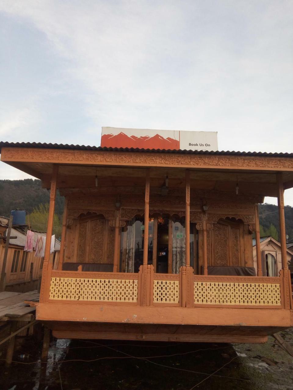Houseboat New Suzan Botel Srinagar (Jammu and Kashmir)