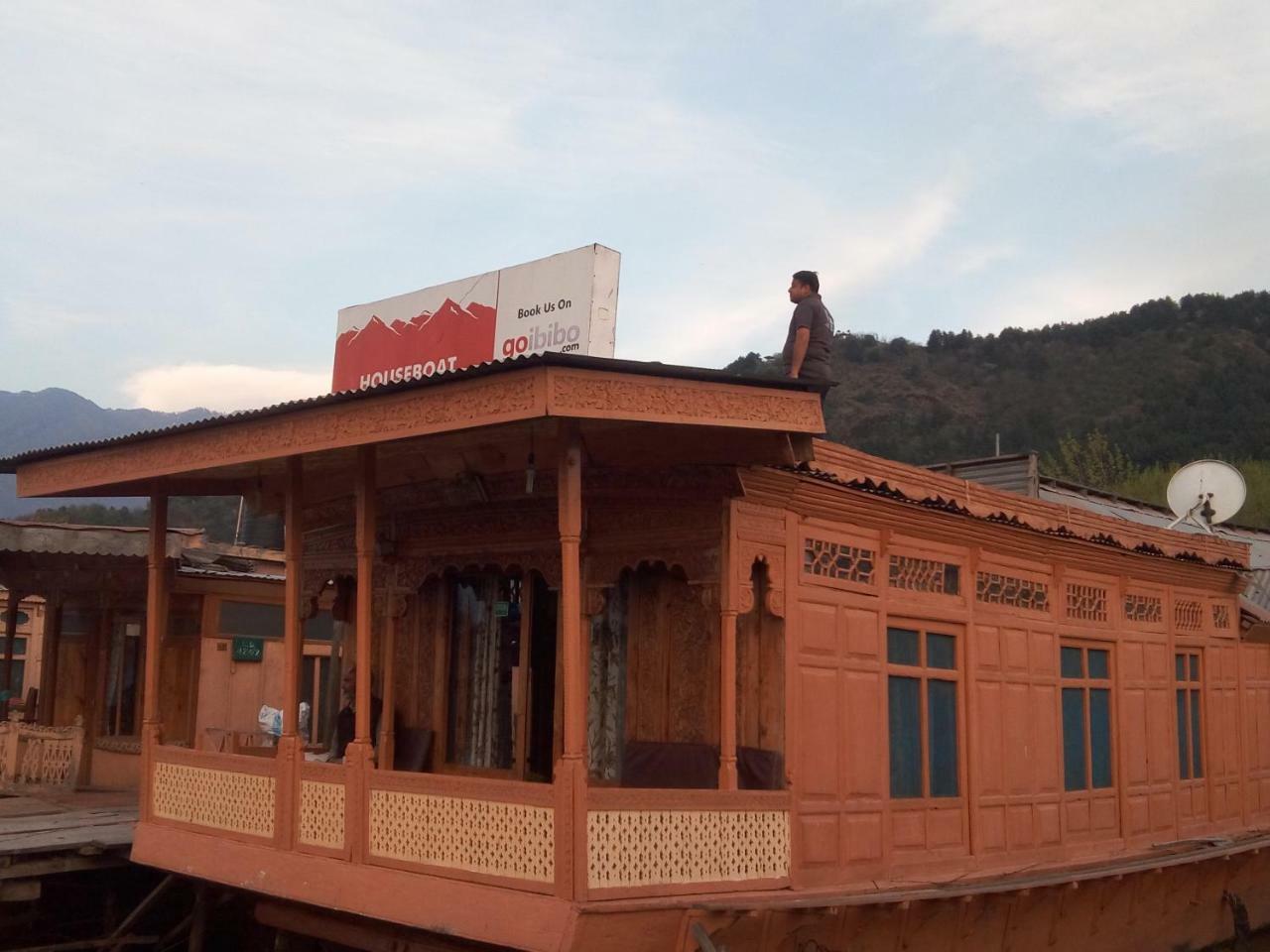 Botel Houseboat New Suzan