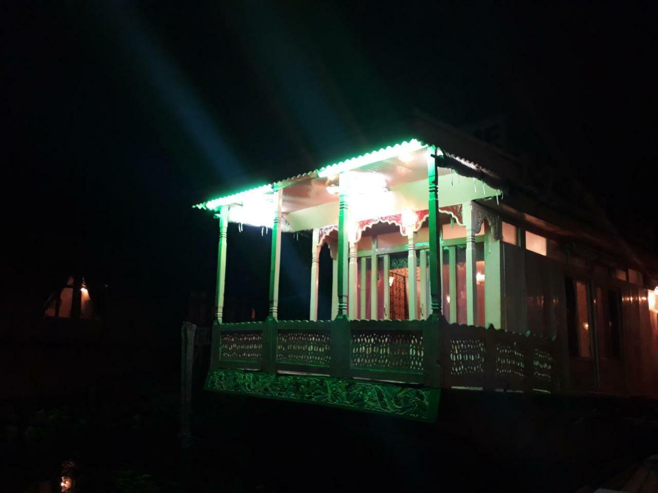 Houseboat Holiday