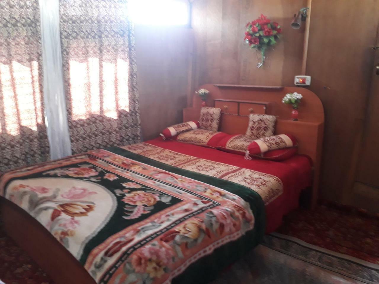 Houseboat Holiday Botel