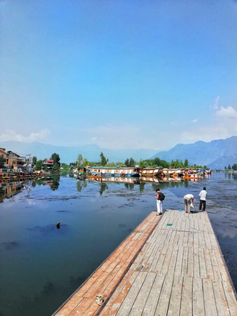 Houseboat Holiday Srinagar (Jammu and Kashmir)