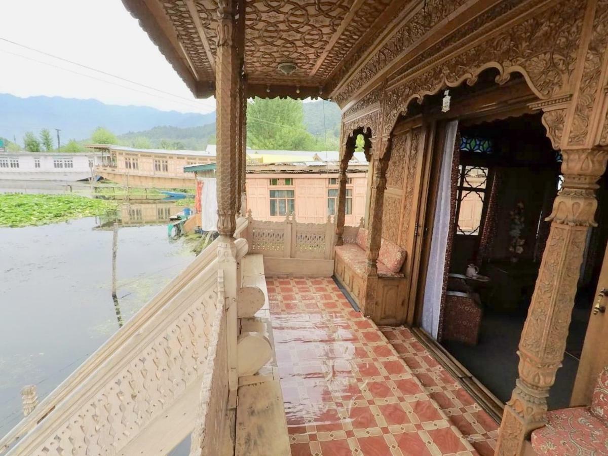 Houseboat Young Manhattan Hotel Srinagar (Jammu and Kashmir)
