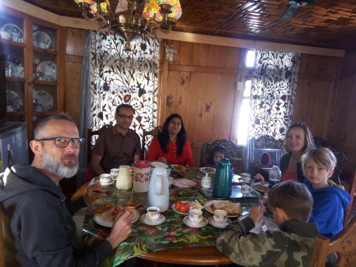 Houseboat New Suzan 4* Srinagar (Jammu and Kashmir)