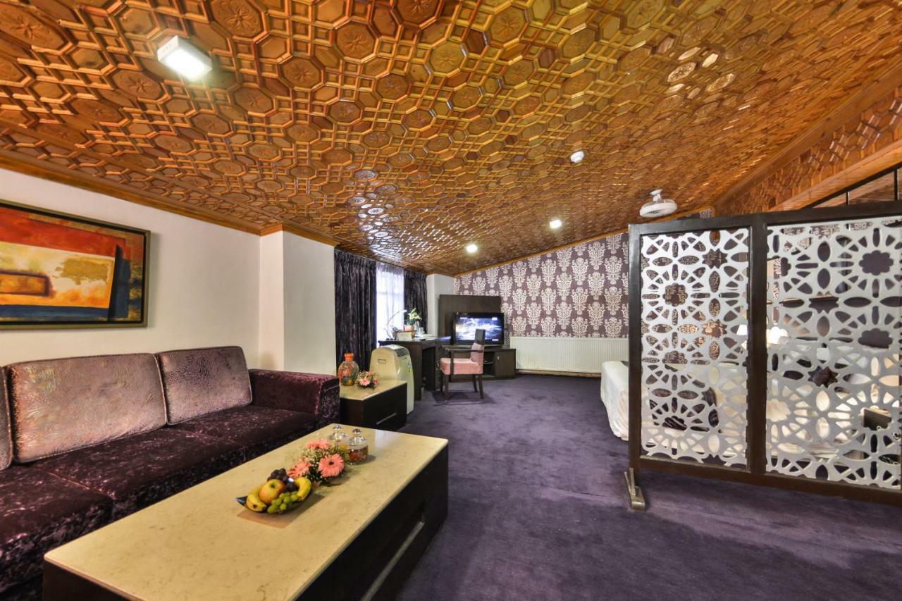 Batra And Residences Hotel Srinagar (Jammu and Kashmir)