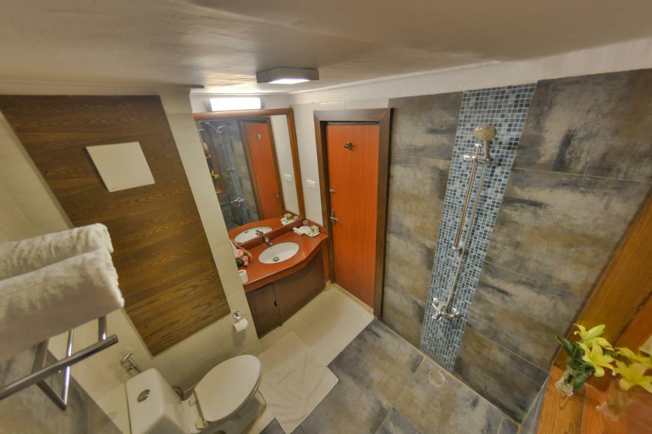 Batra And Residences Hotel Srinagar (Jammu and Kashmir)
