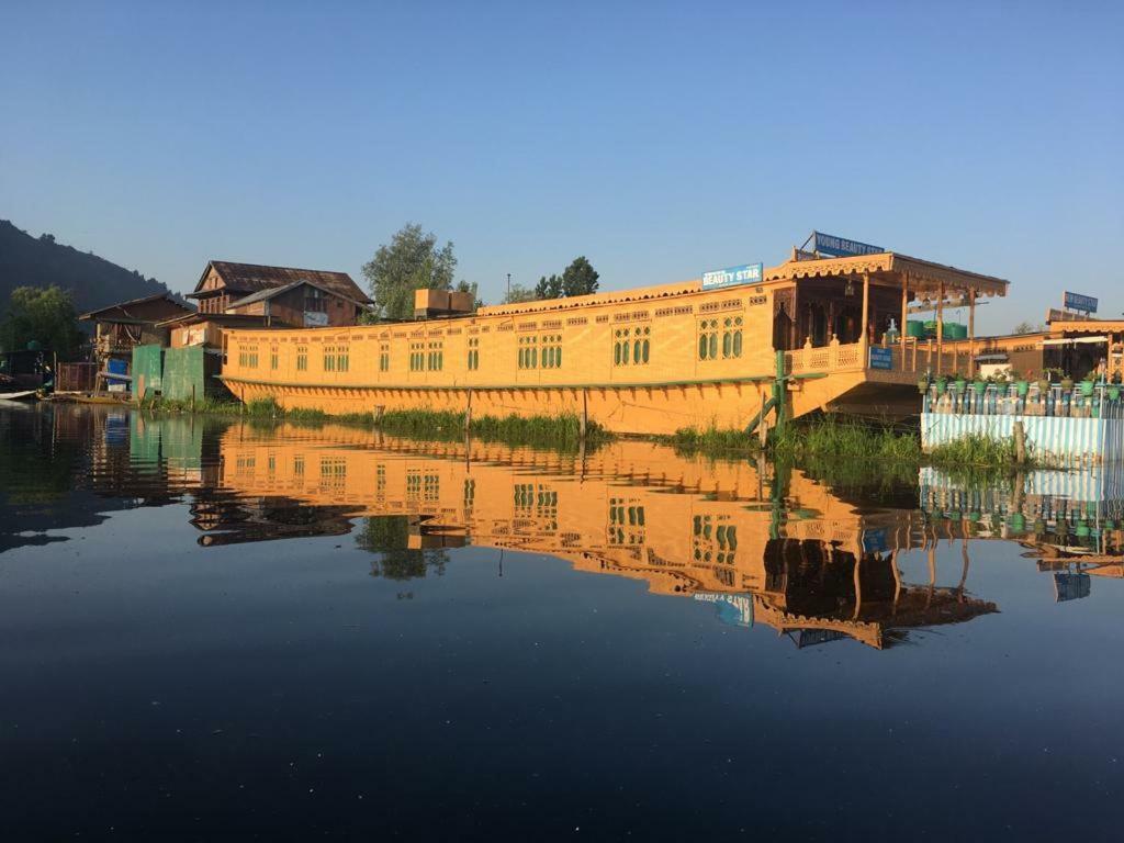 Young Beauty Star Houseboat Botel *