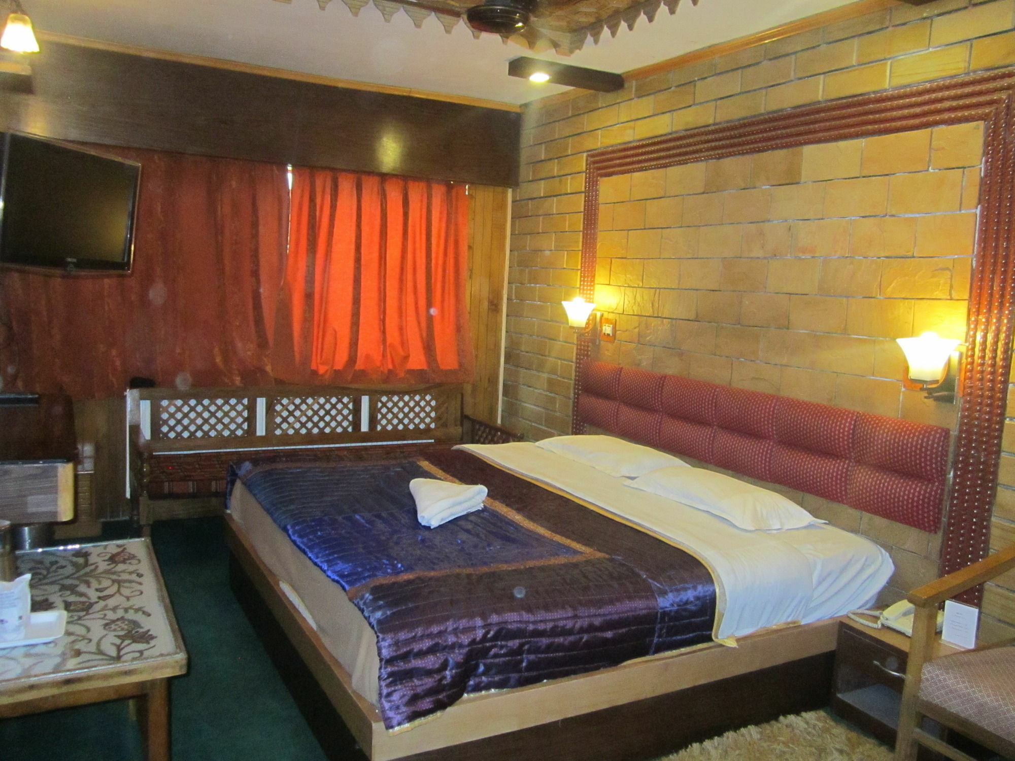 Hotel Akbar At Dal Lake Ghat Number 1 Srinagar (Jammu and Kashmir)