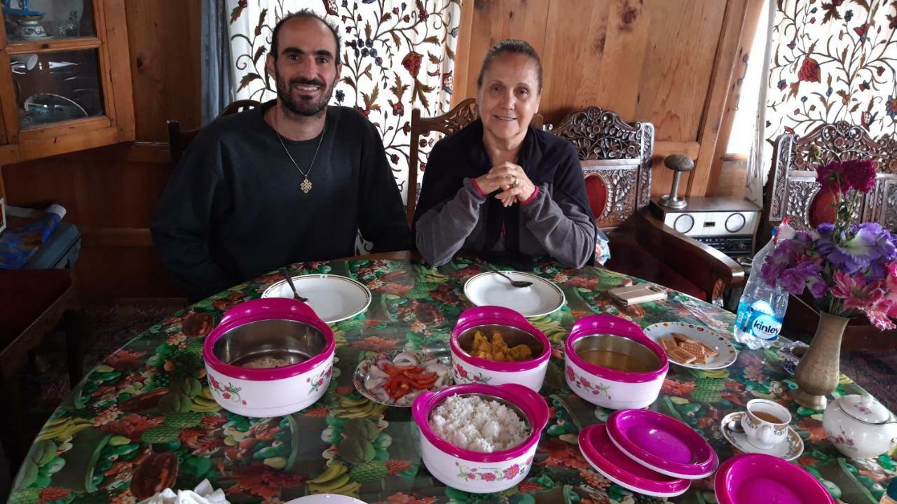Botel Houseboat New Suzan Srinagar (Jammu and Kashmir)