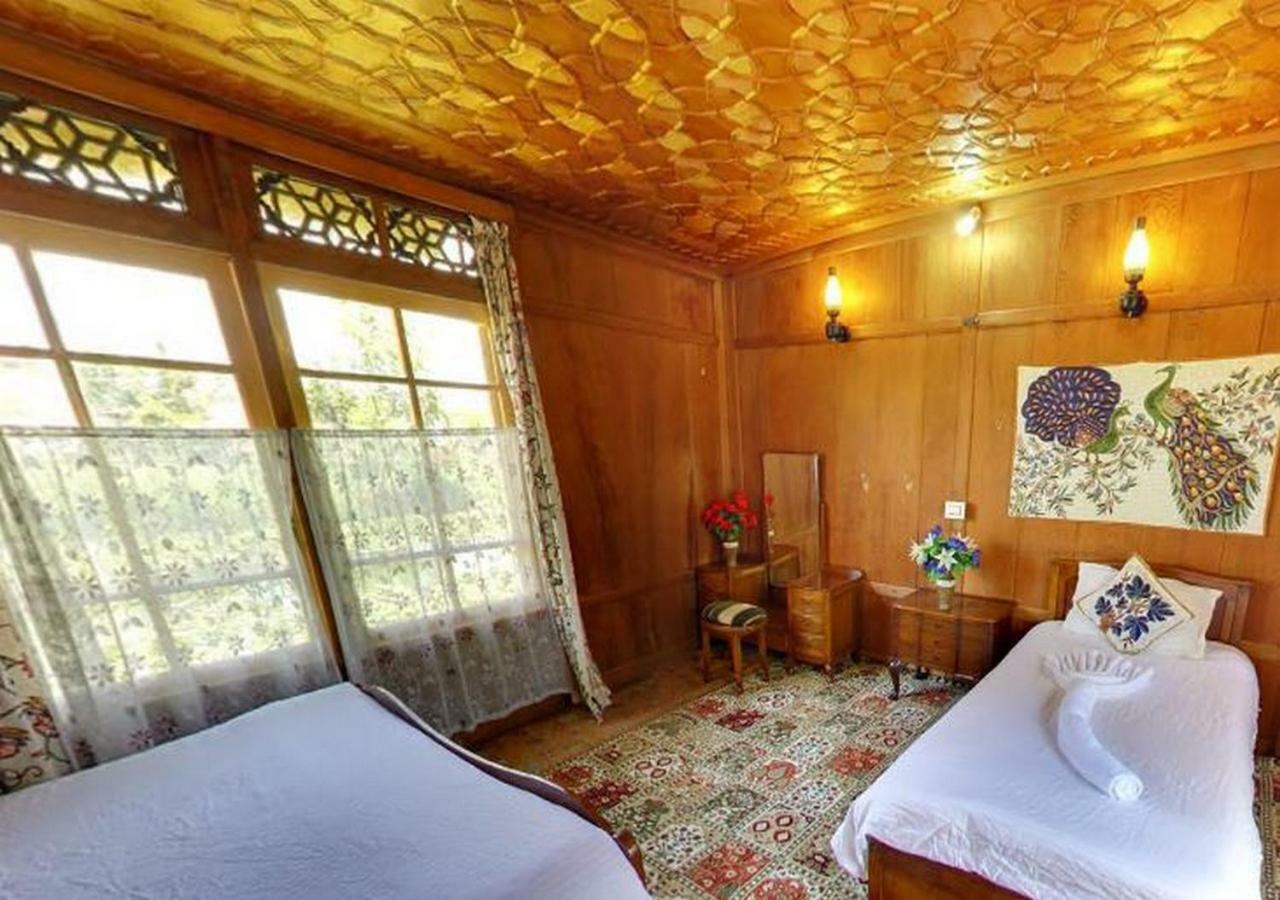 Peacock Houseboats Hotel