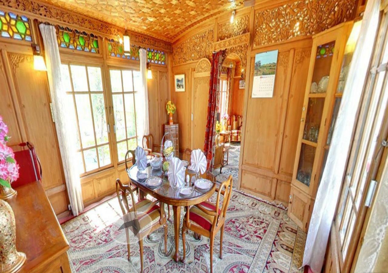 Peacock Houseboats 4*
