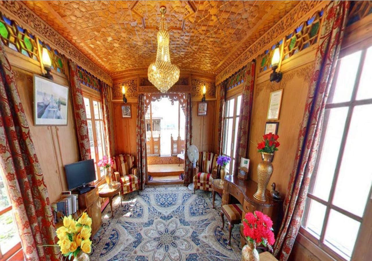 Peacock Houseboats