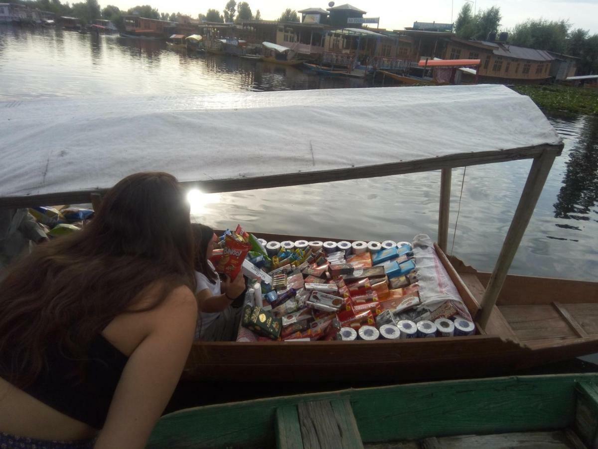 Houseboat New Suzan Botel Srinagar (Jammu and Kashmir)