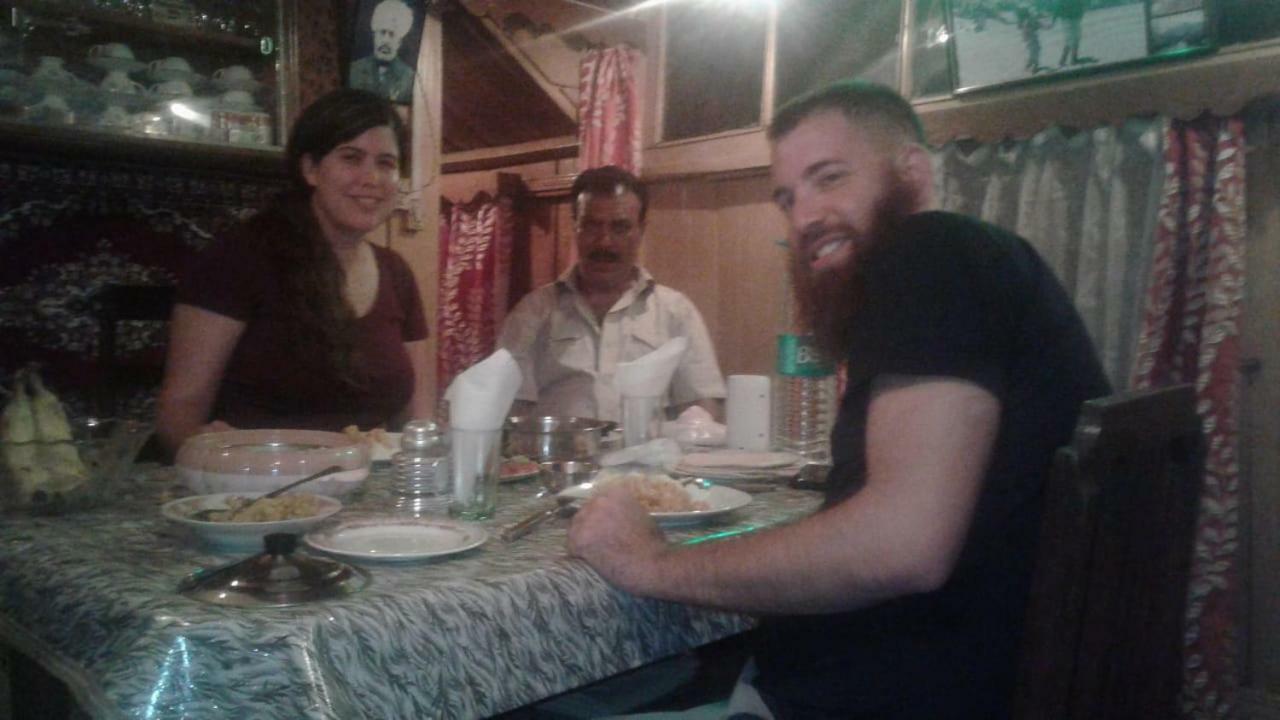 House Boat-pana Four In Kashmir *