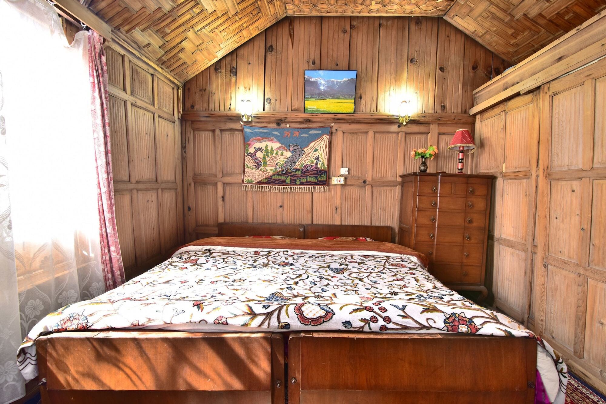 Botel Golden Hopes Group Of Houseboats
