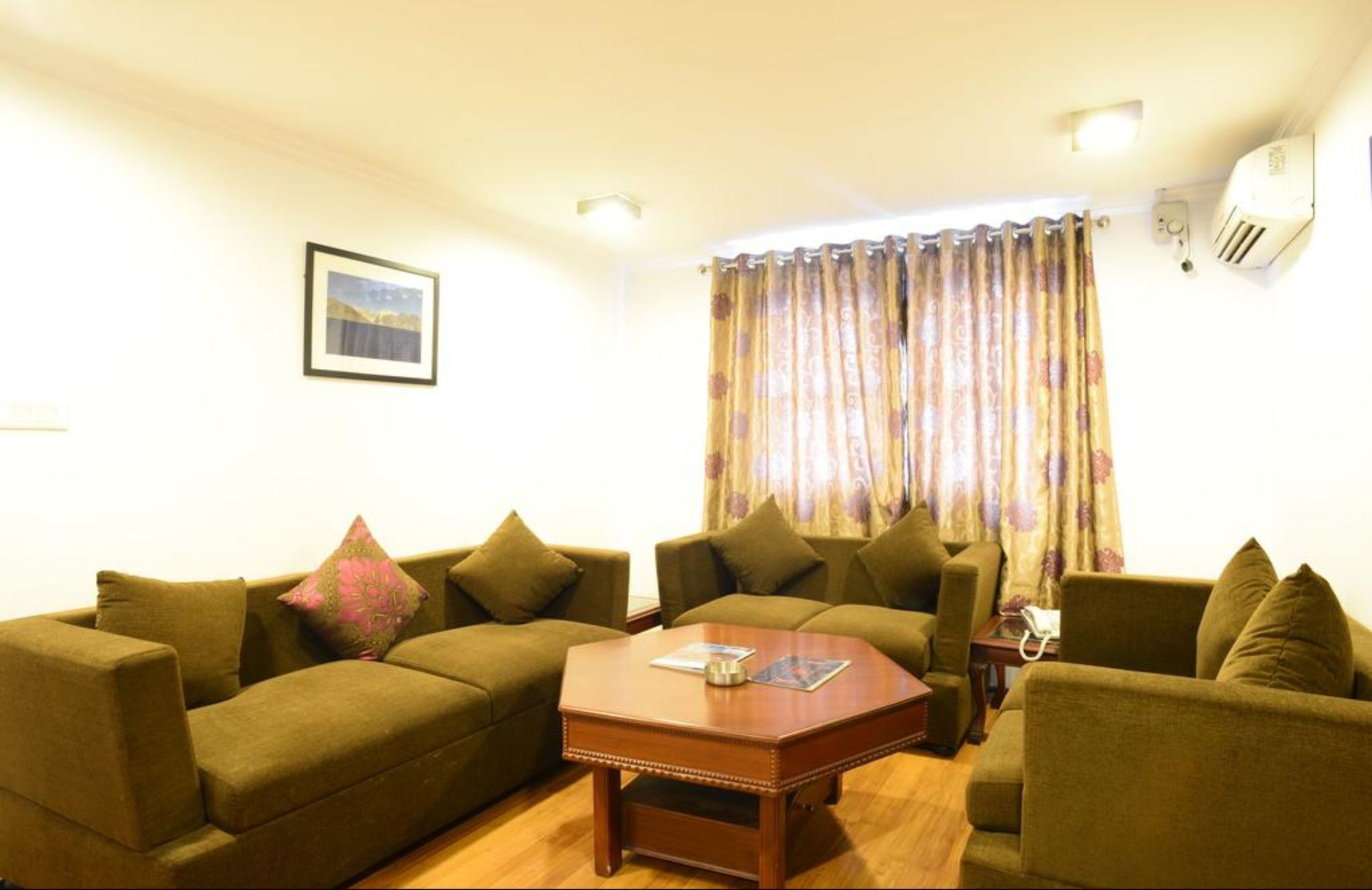 Summit Renaissance Hotel 3*