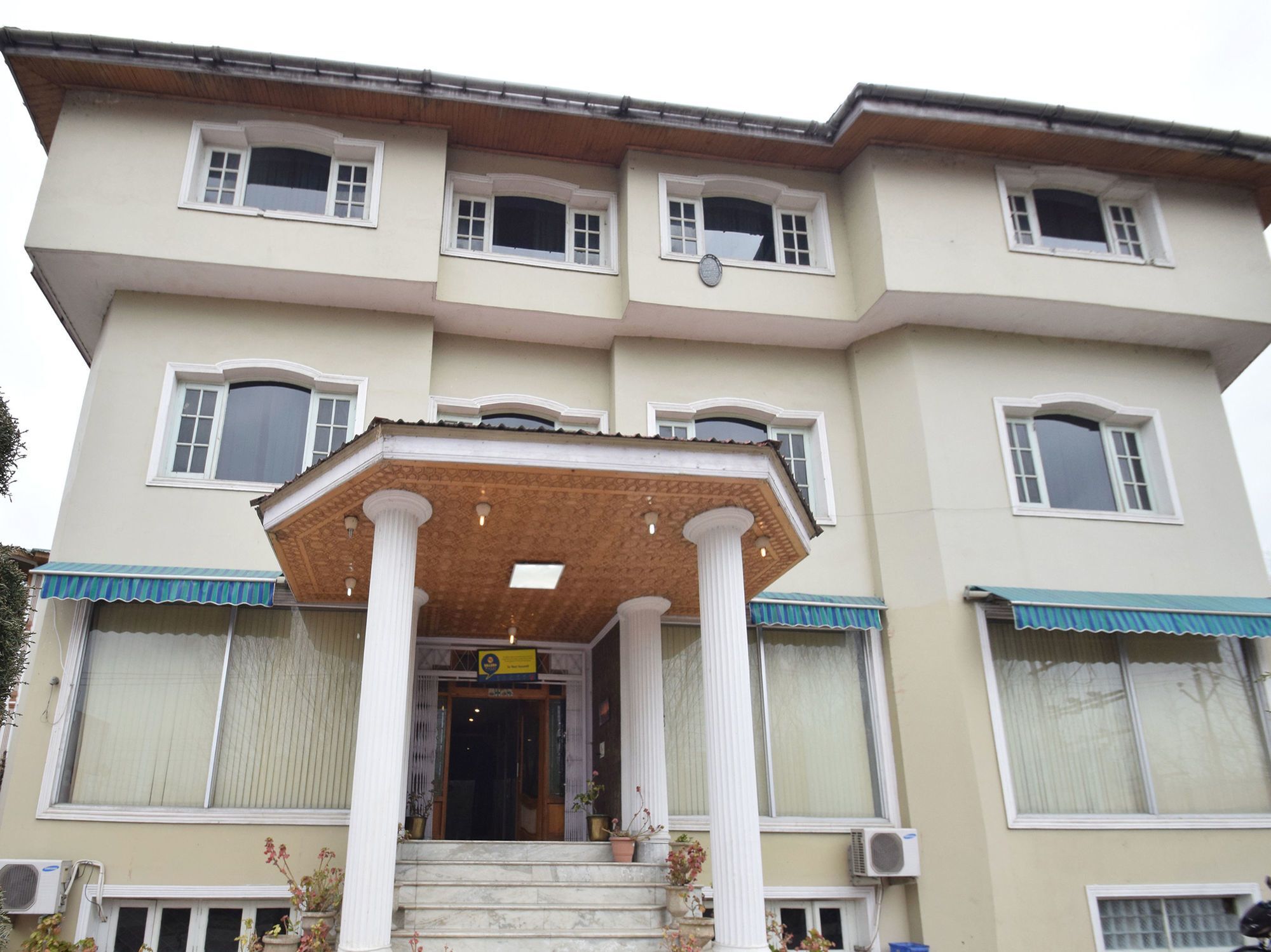 Hotel Oyo 4642 Nishat View 3*