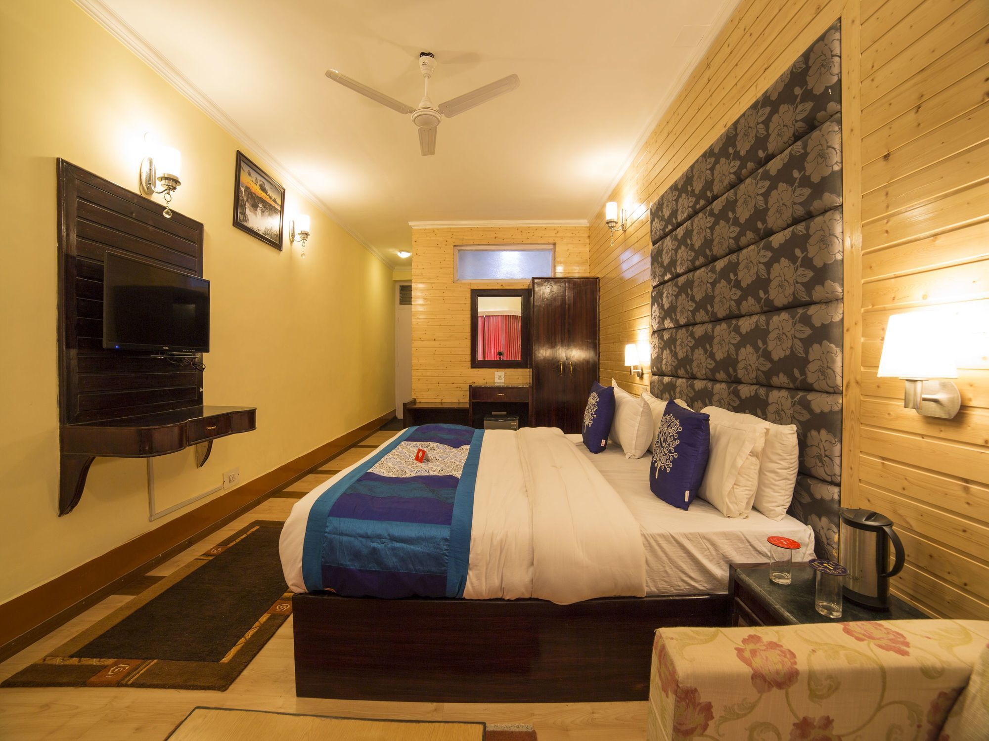 Oyo 5174 Pamposh 3*