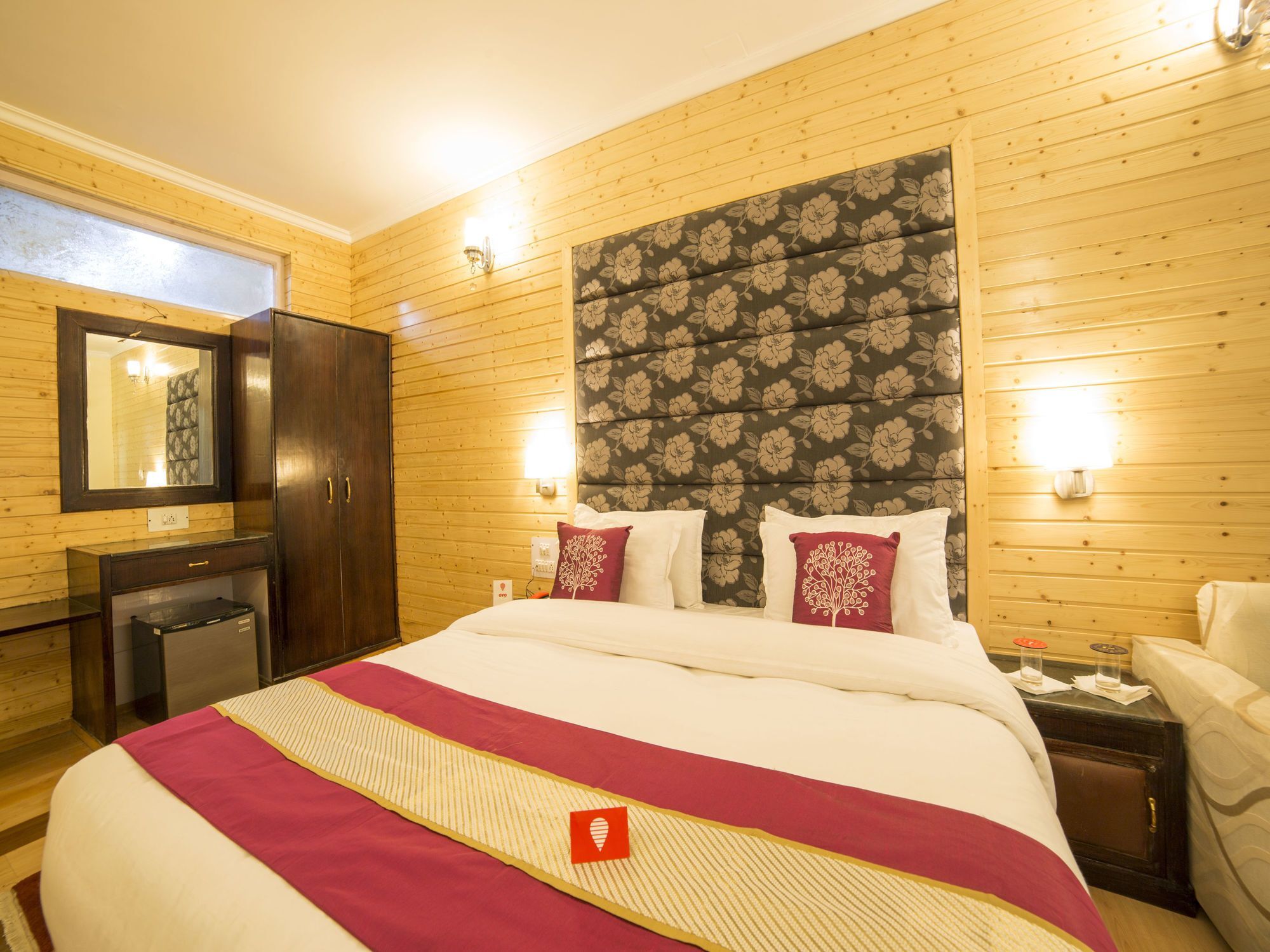 Oyo 5174 Pamposh Hotel 3*