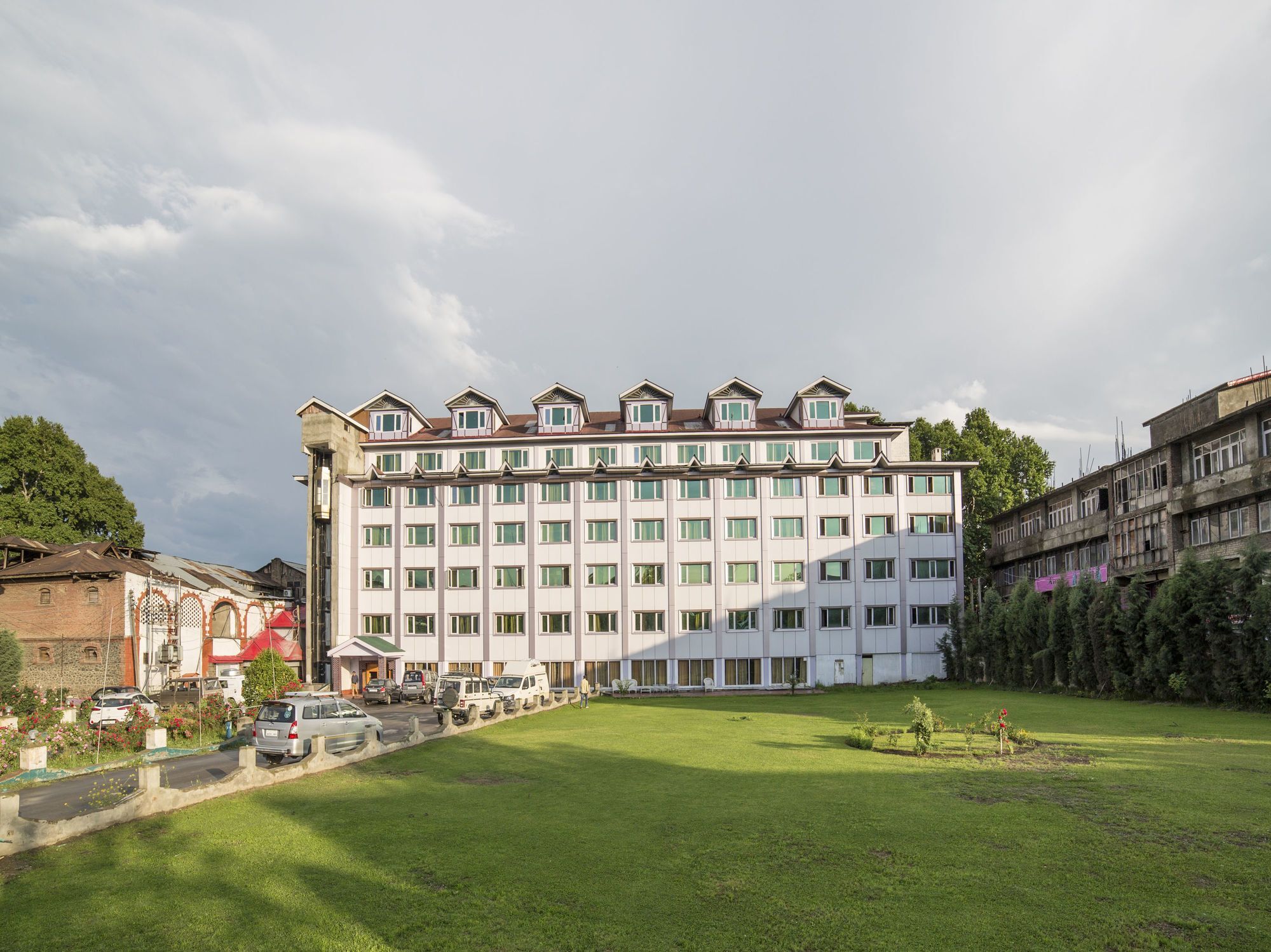 Hotel Oyo 5174 Pamposh 3*