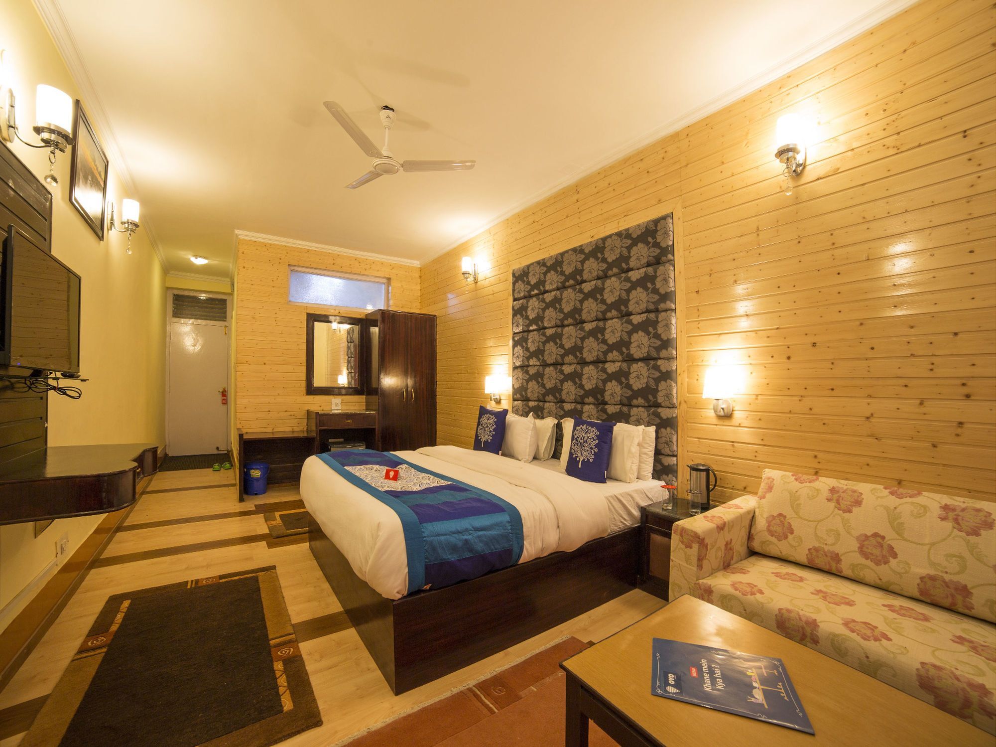 Hotel Oyo 5174 Pamposh 3*