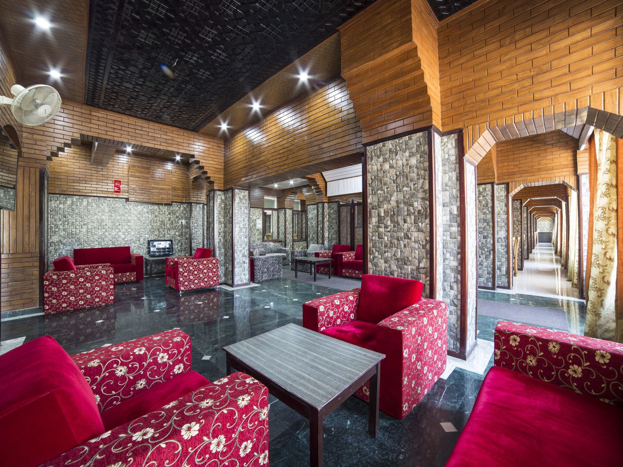 Hotel Oyo 5174 Pamposh Srinagar (Jammu and Kashmir)
