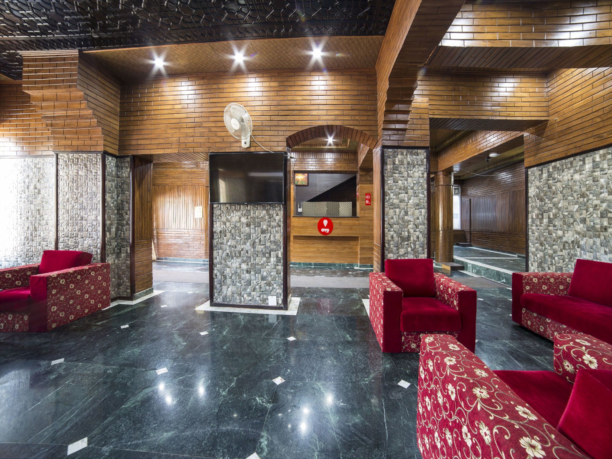 Oyo 5174 Pamposh 3*