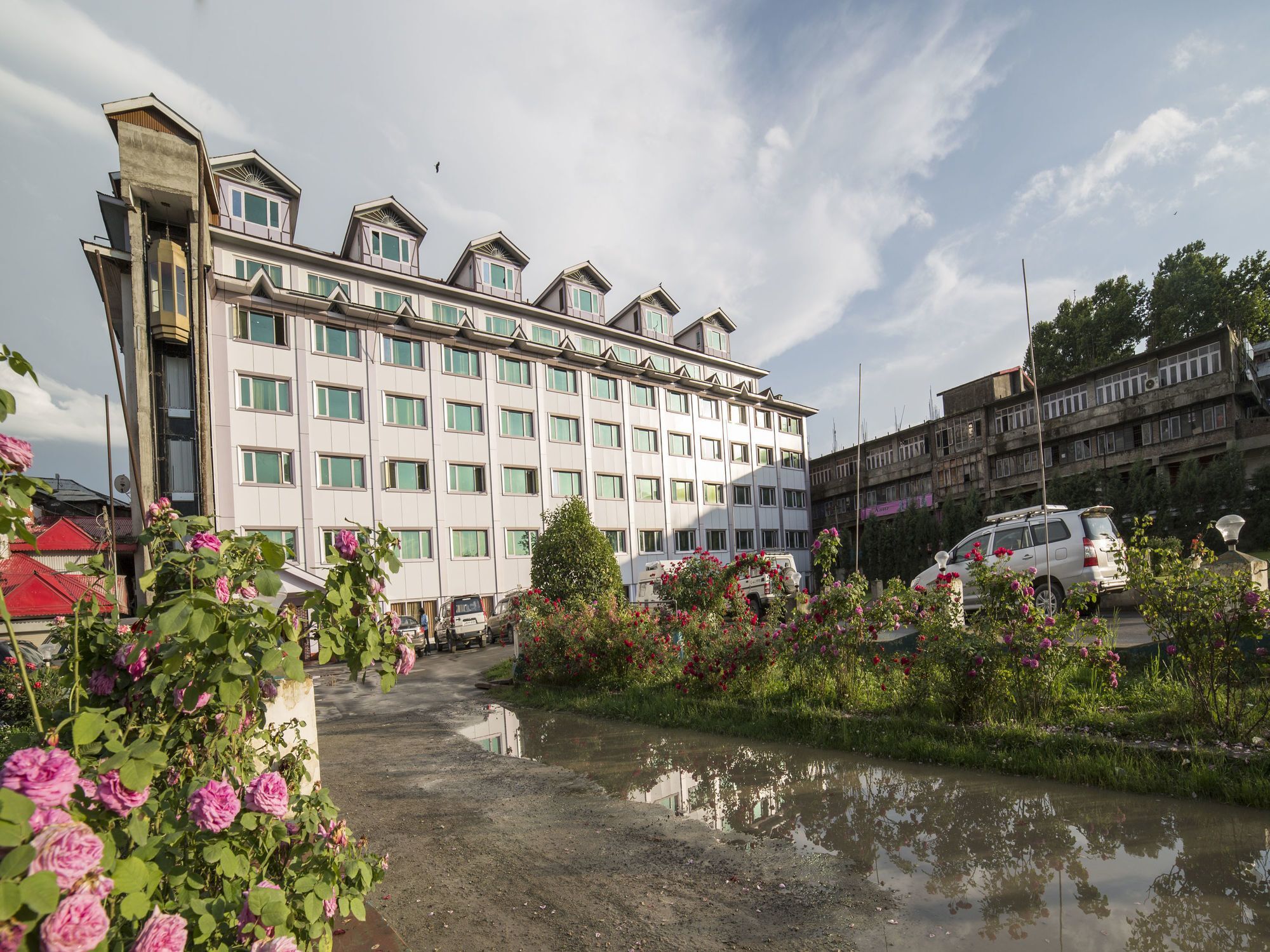 Oyo 5174 Pamposh Hotel Srinagar (Jammu and Kashmir)