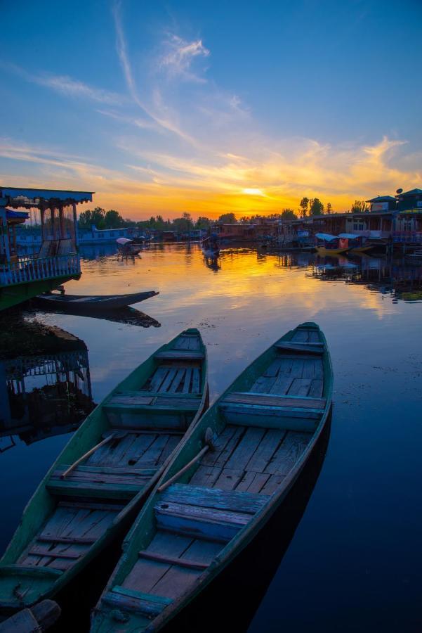 Houseboat New Suzan Botel Srinagar (Jammu and Kashmir)