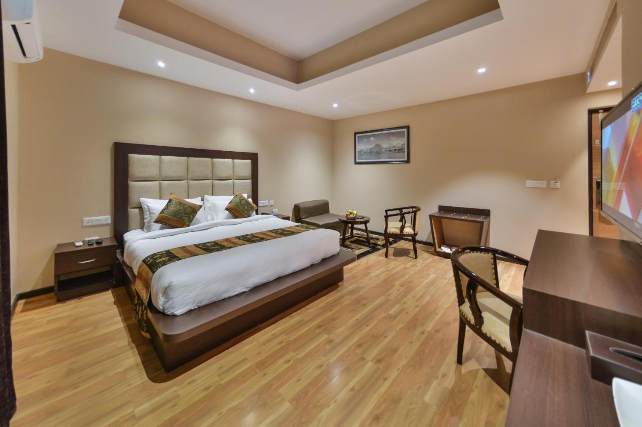 Hotel Golden Tulip Kashmir Srinagar (Jammu and Kashmir)