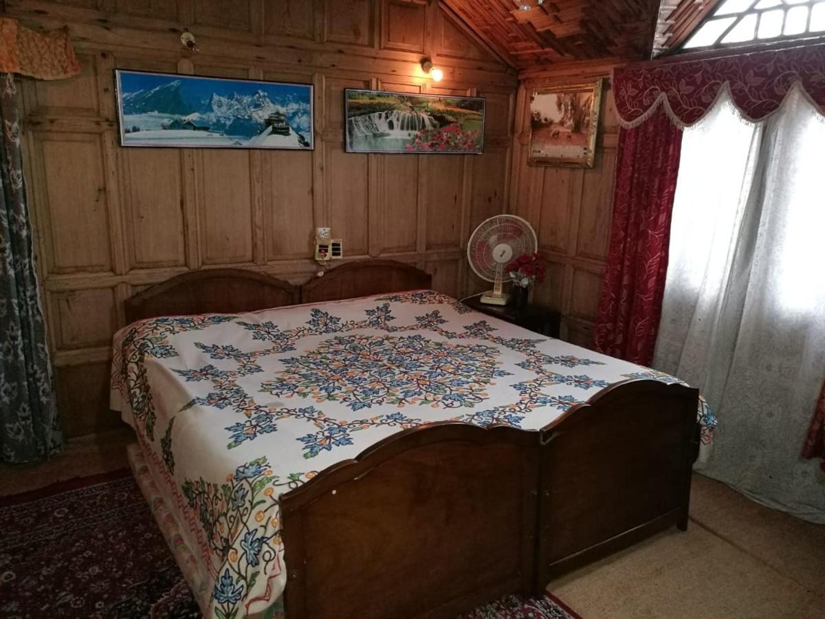 House Boat Hardy Palace Botel Srinagar (Jammu and Kashmir)
