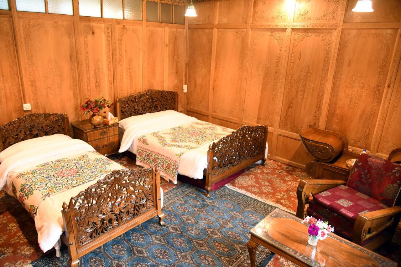 Yadgaar Houseboats 3*