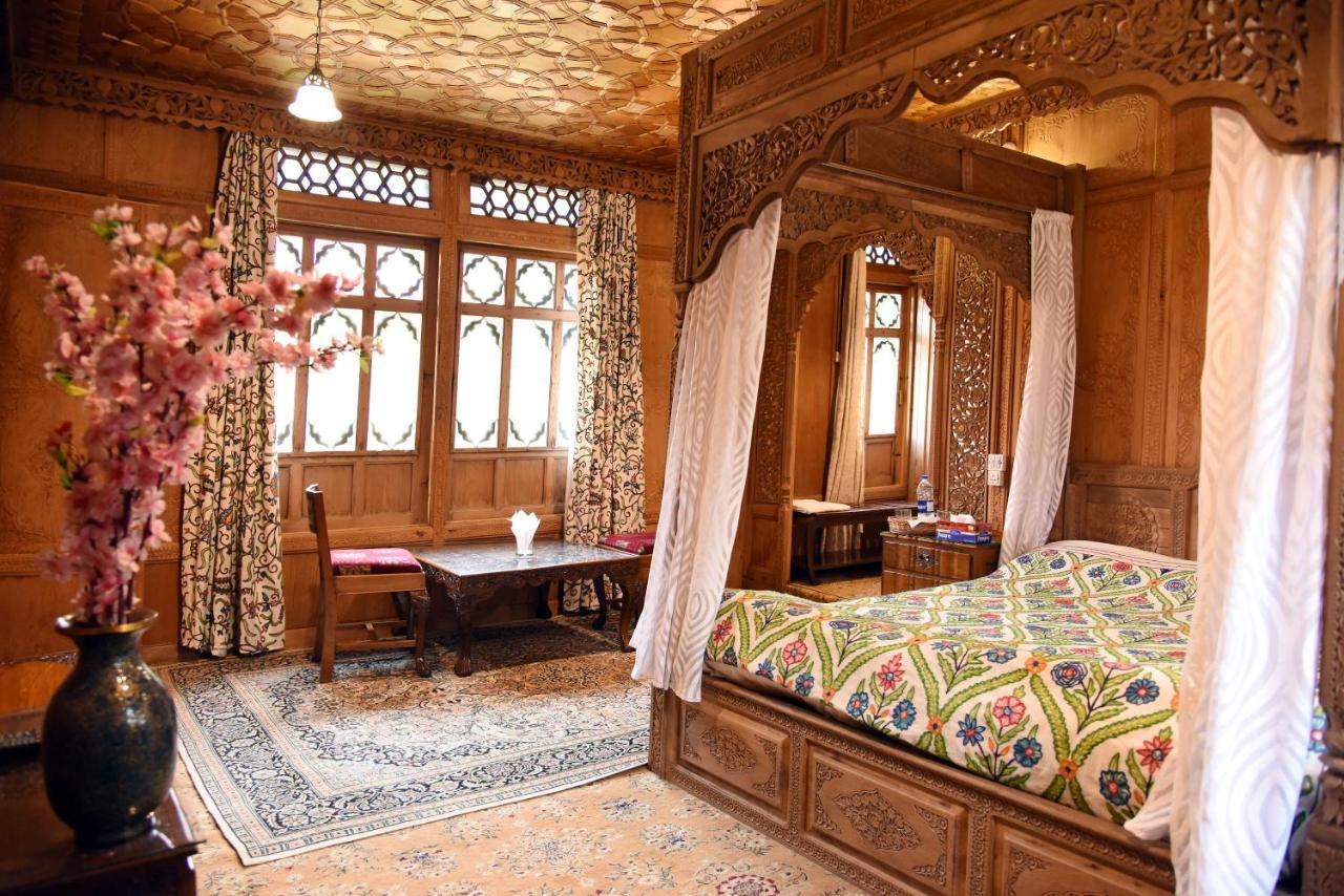 Yadgaar Houseboats Srinagar (Jammu and Kashmir)