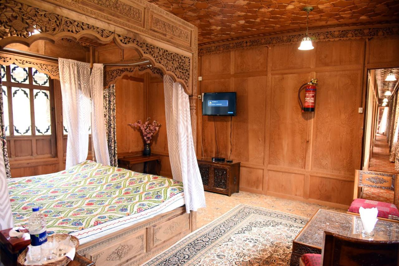 Yadgaar Houseboats