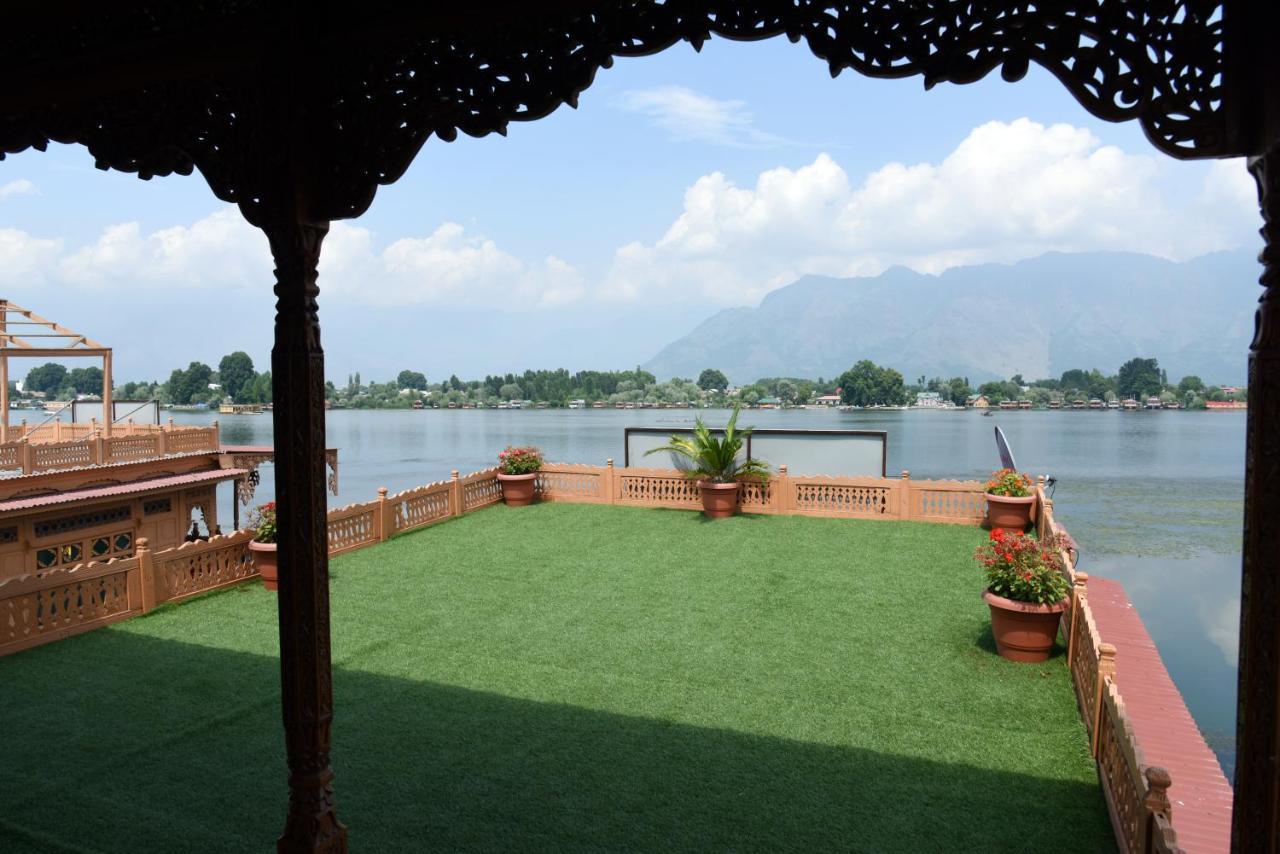 Yadgaar Houseboats Botel