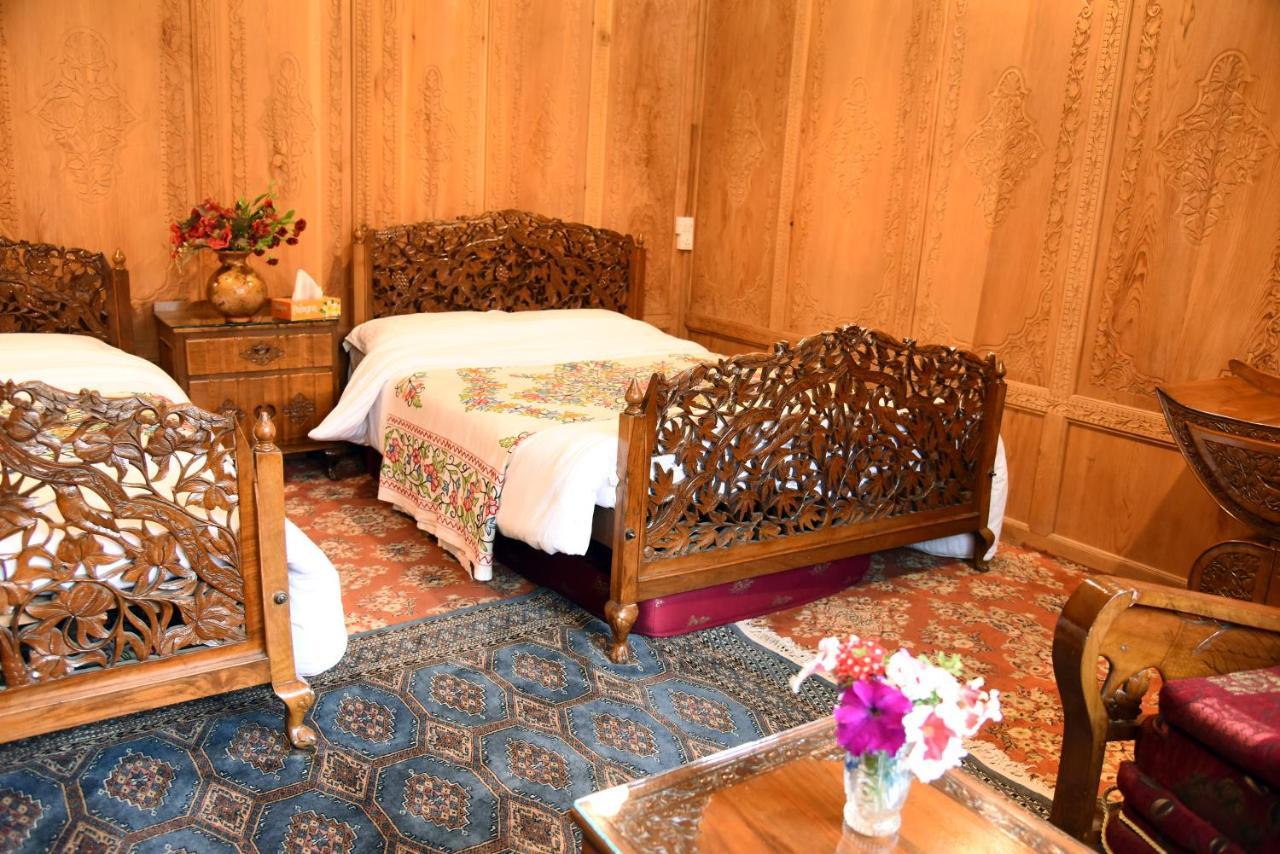 Yadgaar Houseboats