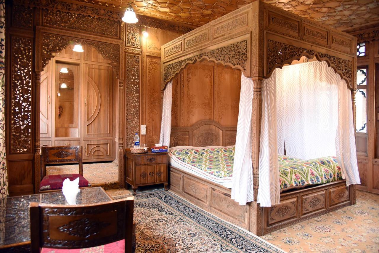 Yadgaar Houseboats Botel Srinagar (Jammu and Kashmir)