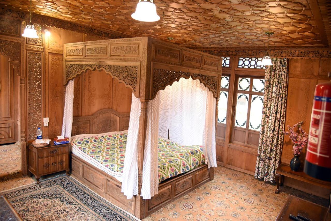 Yadgaar Houseboats