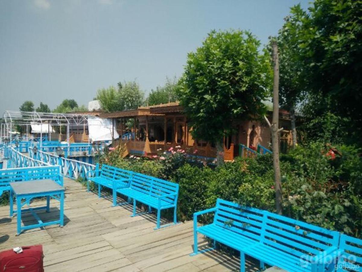 The Heritage Group Of Houseboats Botel