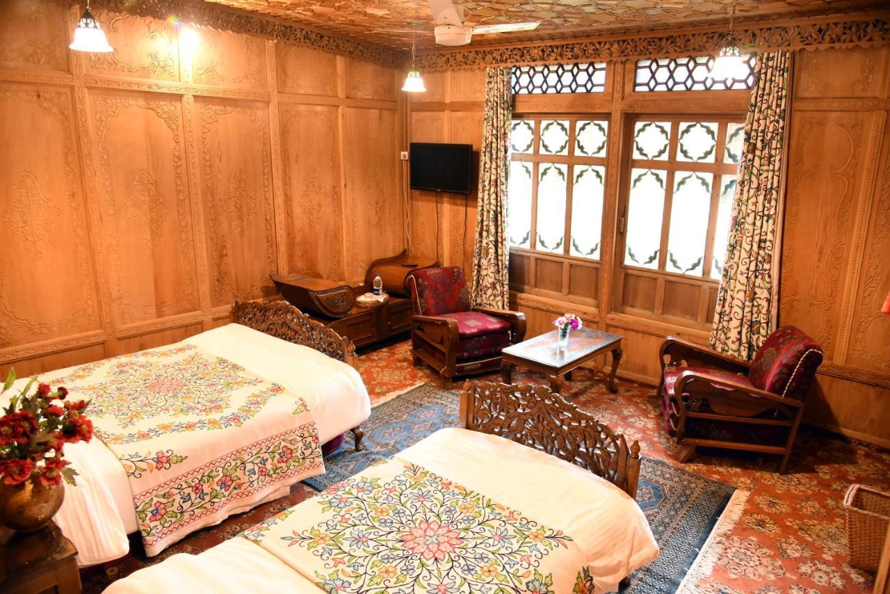 Yadgaar Houseboats Srinagar (Jammu and Kashmir)
