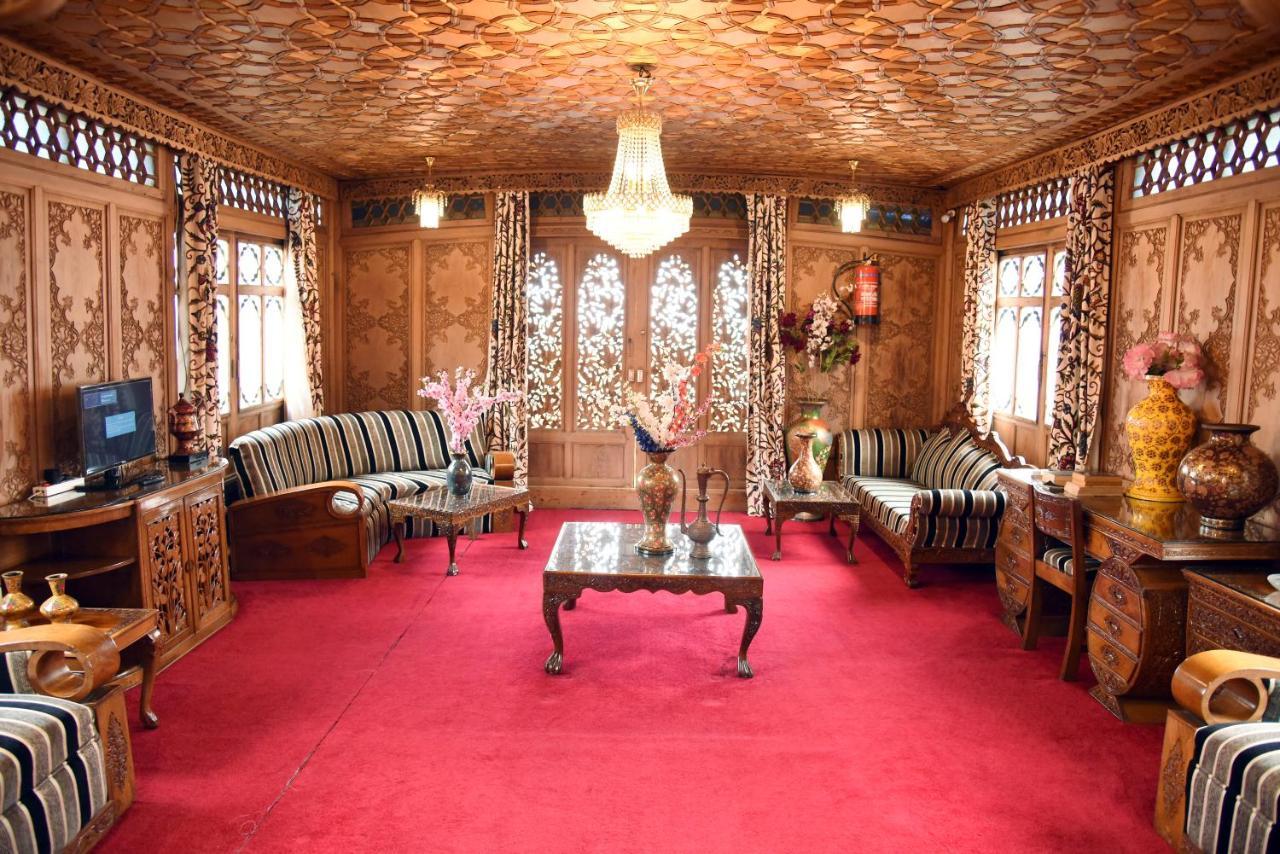 Yadgaar Houseboats 3*