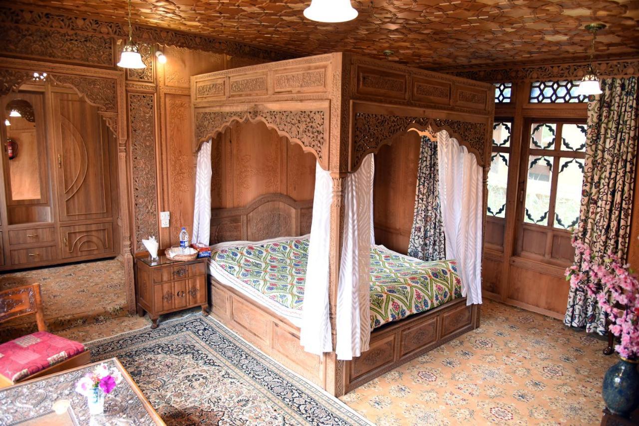 Yadgaar Houseboats Botel