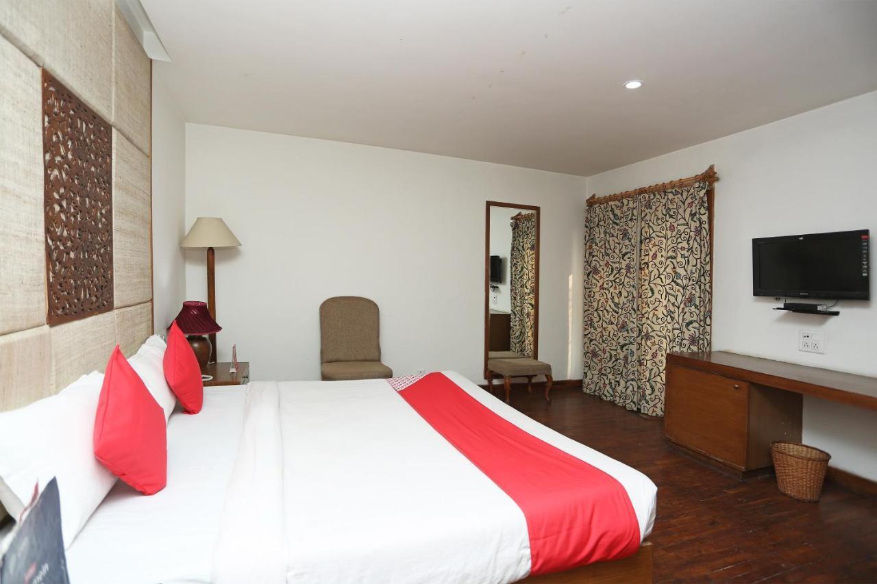 Oyo 27008 Paradise Gateway Hotel Srinagar (Jammu and Kashmir)