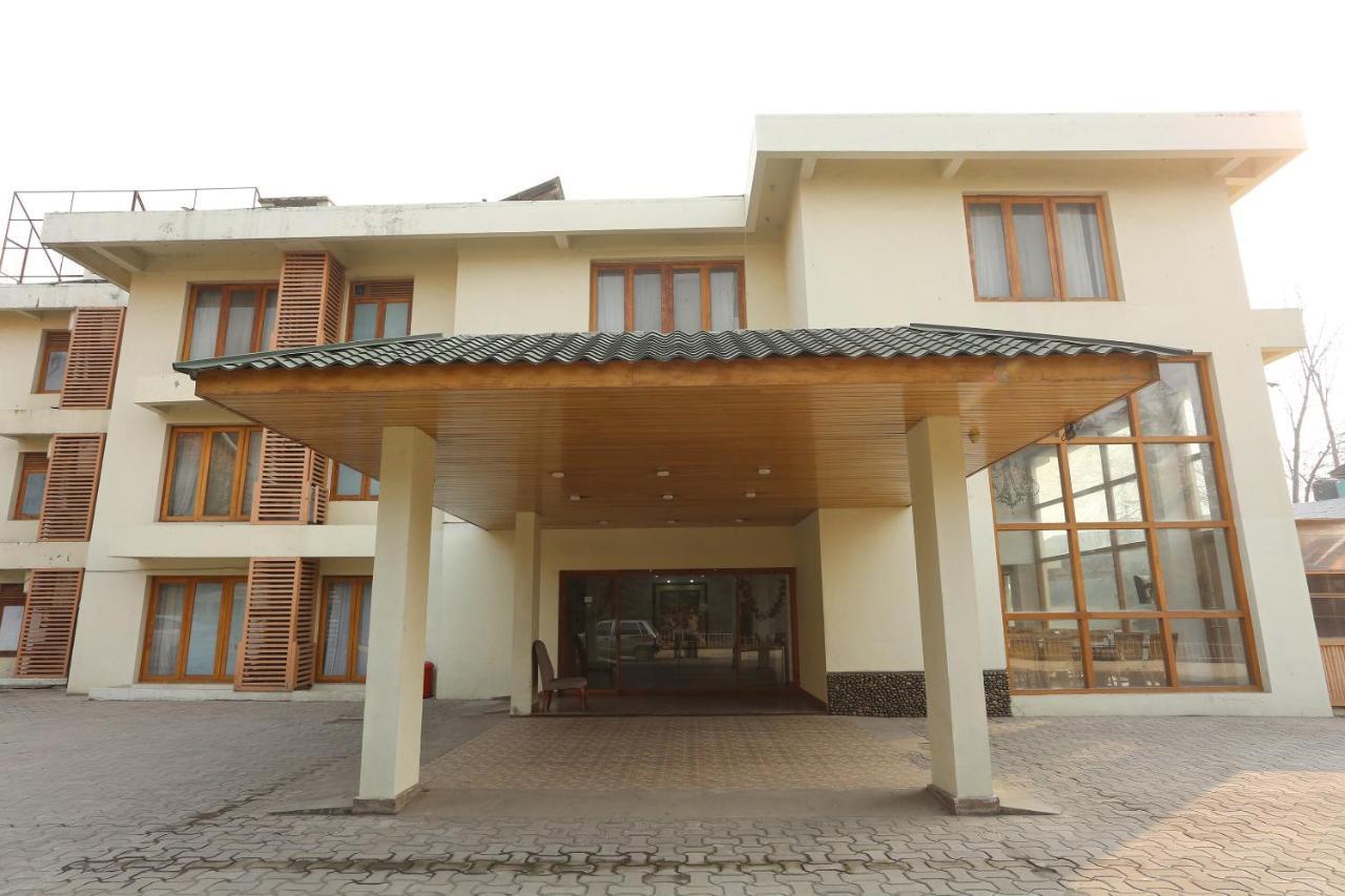 Oyo 27008 Paradise Gateway Hotel