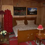 Houseboat Taj Palace