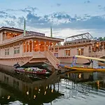 Welcomheritage Gurkha Houseboats