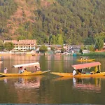 New Alexandra Houseboats