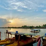 Green Paradise Houseboat - Centrally Heated