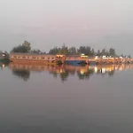 Houseboat Dunhill