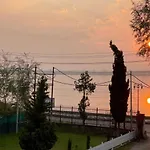 Lake Avenue, Dal Lake By Stay Pattern